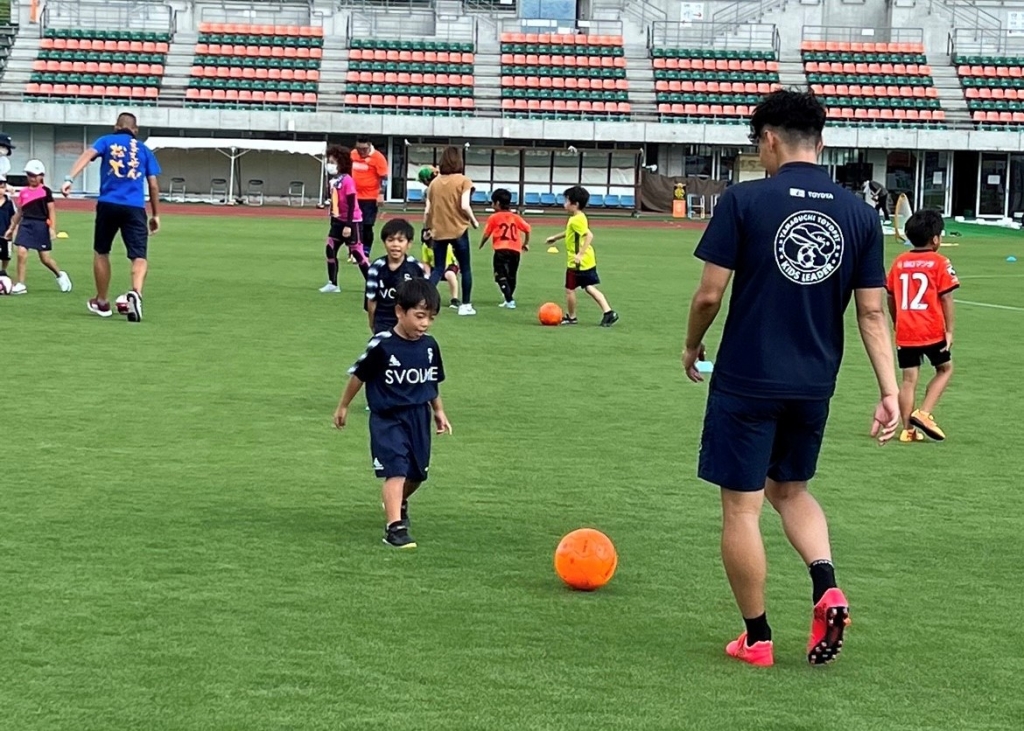親子で楽しむ!鳥養コーチのわくわくサッカー教室